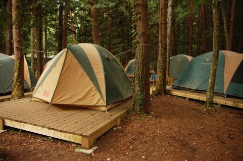 キャンプでテント張り